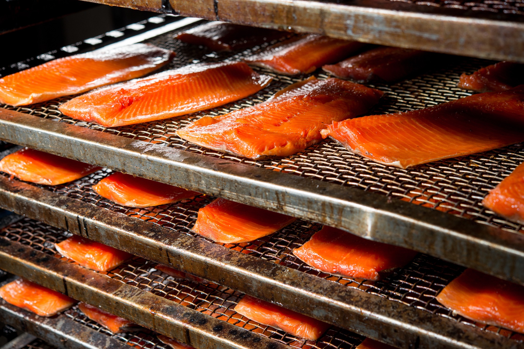 Lachs beim Räuchern