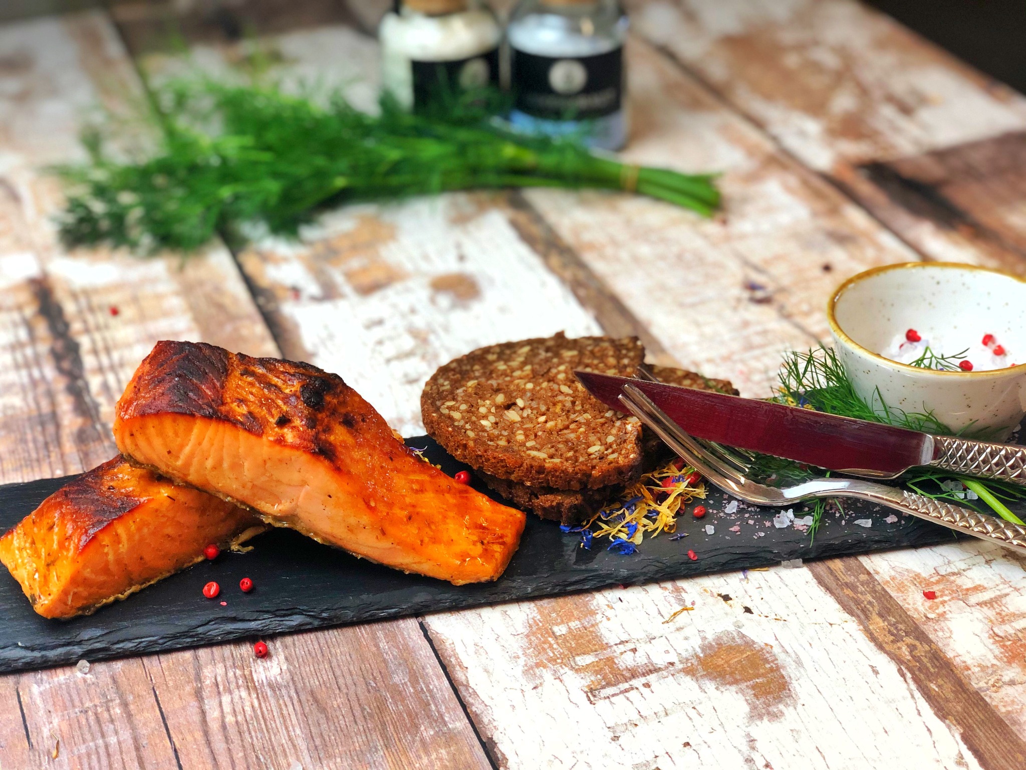 Flammlachs mit Schwarzbrot